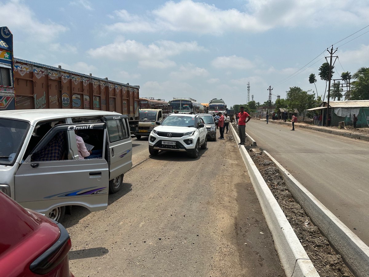 This is NH-19 & it is expanded to 6 lanes. Utter lack of organization in this expansion project is causing heavy traffic. People are stuck in health emergency, can’t reach office on time, drivers are losing work. @nitin_gadkari Sir, can you please help implement better planning?