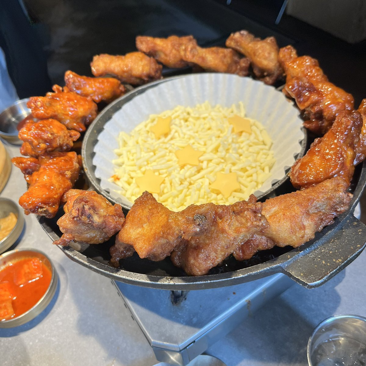Shunblo's tweet photo. ��方ちゃんが２本食べる予定だったけど食べられず笑

1人で全部食べてしまった😂

ヤンニョムチキン意外と腹に入るな笑笑

おいしかった！ごちそうさまですた〜😄✨ https://t.co/Mx5tLnVas6