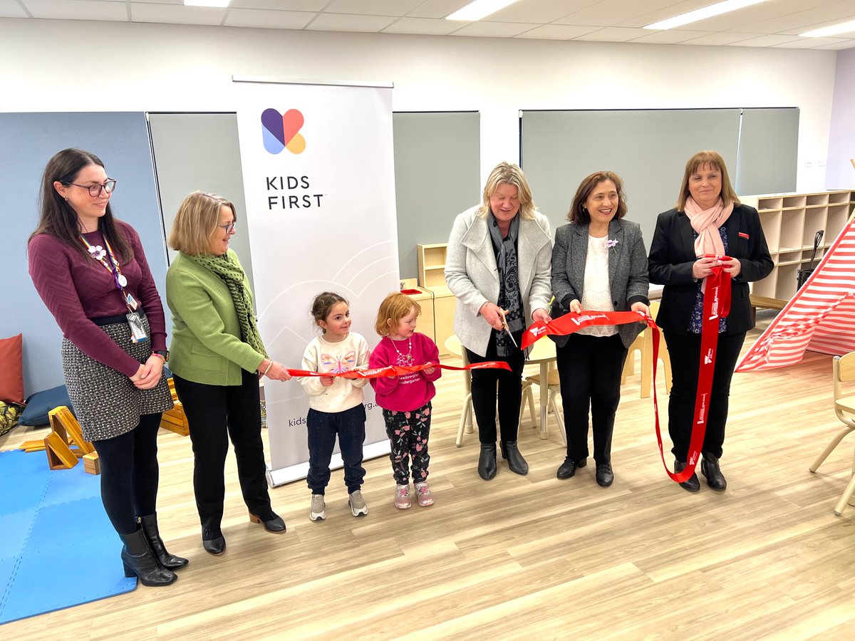 Meadowglen Primary School Kindy officially opened today by the Minister for Early Childhood @IngridStitt alongside The Hon. @LilyDAmbrosioMP Member for Mill Park, seen here with our very own CEO @AileenAshford and some very special helpers✂️#earlyyears @CityWhittlesea