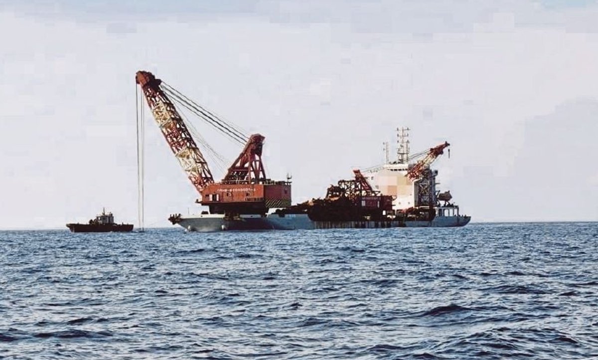 CavasShips's tweet image. This is an absolutely disgusting operation: Chinese scrappers on the vessel CHUAN HONG 68 are breaking up the wrecks of British battleship PRINCE OF WALES and battlecruiser REPULSE, sunk Dec 1941. news.usni.org/2023/05/25/u-k…. Statement from the Royal Navy at nmrn.org.uk/news/statement…