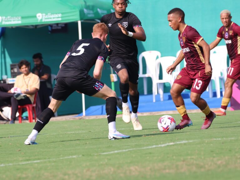 Joshua_Journo's tweet image. 🇿🇦 Stellenbosch vs Wolves 🏴󠁧󠁢󠁥󠁮󠁧󠁿

🕜 Kick-off: 14:30 

📺 Live stream: youtube.com/watch?v=zD03LE…

#PLNextGen final 🇮🇳