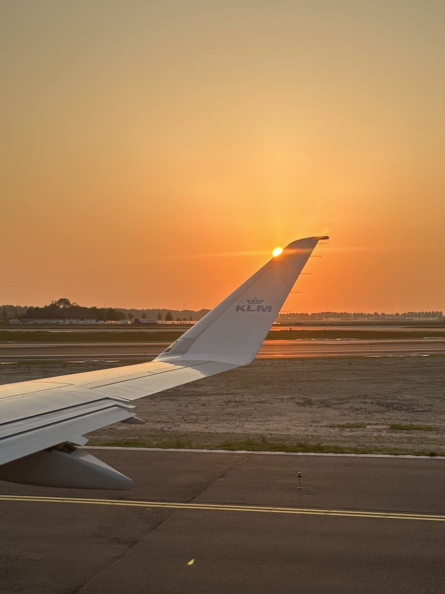 My first #wingfriday in a while #klm #aviation #sunset