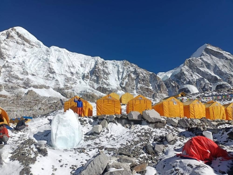 Canadian dies on #Everest taking death toll to 12, five still missing. More: buff.ly/45xTKW5 #Everest70 #Everest2023