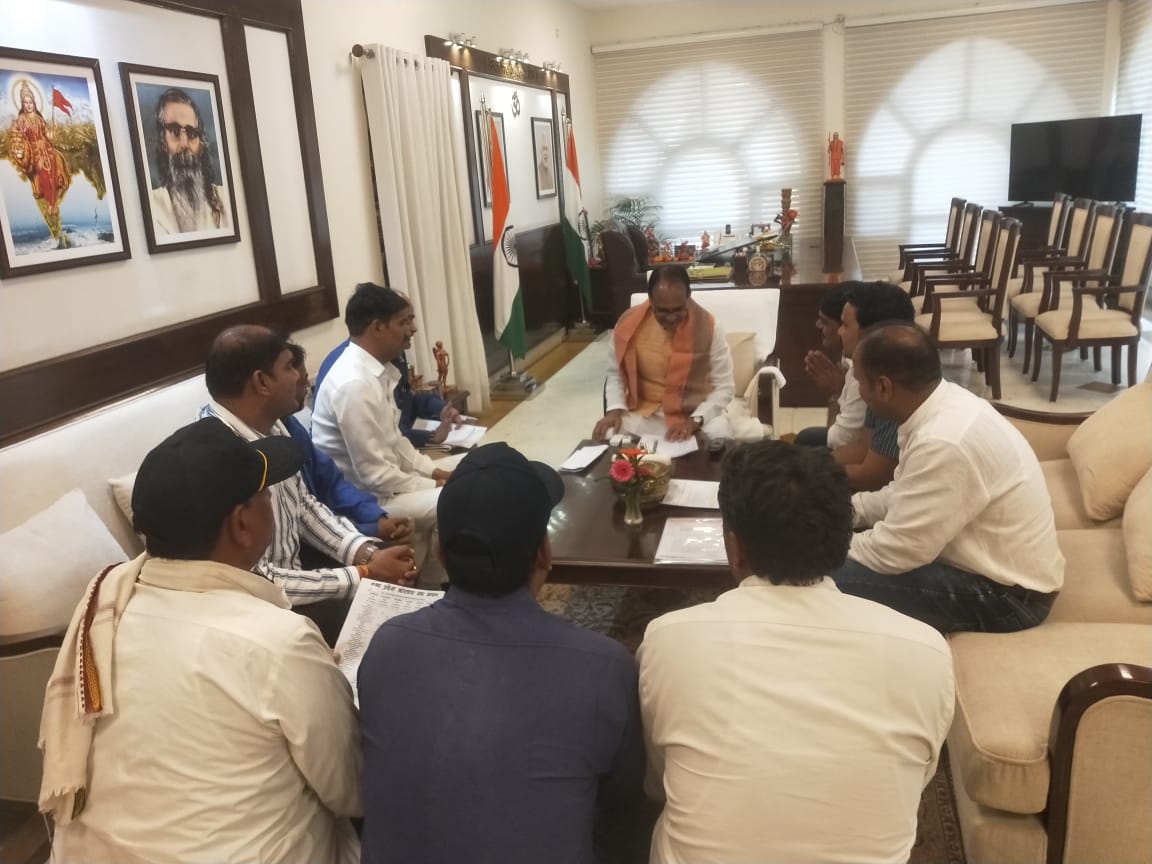माननीय मुख्यमंत्री जी ने जिस प्रकार ग्राम रोजगार सहायक प्रतिनिधि मंडल से बात करी अब आशा लग रही है कि माननीय मुख्यमंत्री ग्राम रोजगार सहायकों का भला करेंगे।
<a href="/ChouhanShivraj/">Shivraj Singh Chouhan</a> 
<a href="/OfficeofSSC/">Office of Shivraj</a> 
@Iamsisodia1 
<a href="/drnarottammisra/">Dr Narottam Mishra</a>