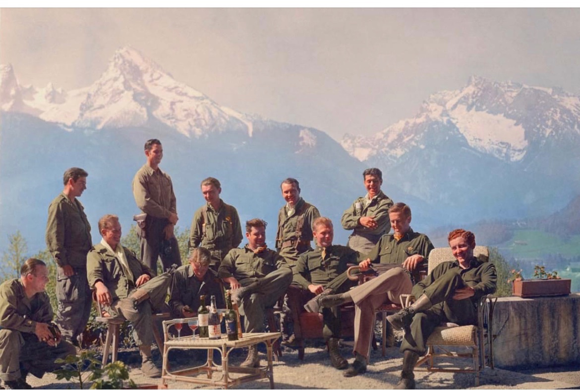The men of Easy Company relaxing at Hitler’s Eagle’s Nest above the town of Berchtesgaden in 1945. 🪂

@PastInColor on the colorization 🎨