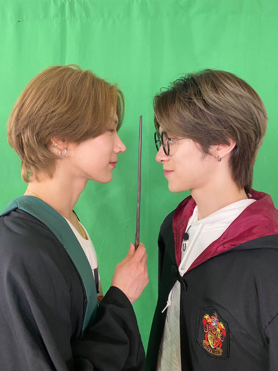 WayV_official's tweet photo. Hendery Potter and the Deathly Hallows - Part 2🪄⚡️

#WayV_FanmeetingTour 
#WayV_Phantom #TourTV 
#WayV #WeiShenV #威神V https://t.co/vozfvexu5I