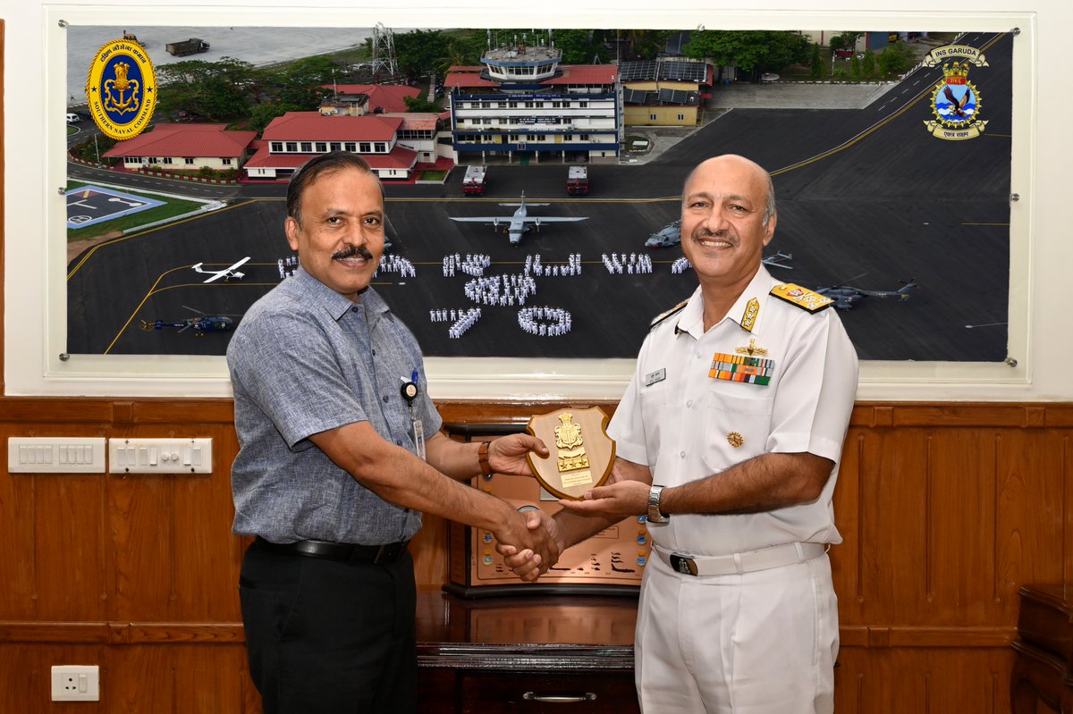 #MissionGaganyaan
#India’s foray into space gathered steam with the #IndianNavy & #ISRO releasing the #Gaganyaan Recovery Training Plan at Water Survival Training Facility (WSTF) #INSGaruda, Kochi on 24 May 23.

@isro @DefenceMinIndia @PMOIndia