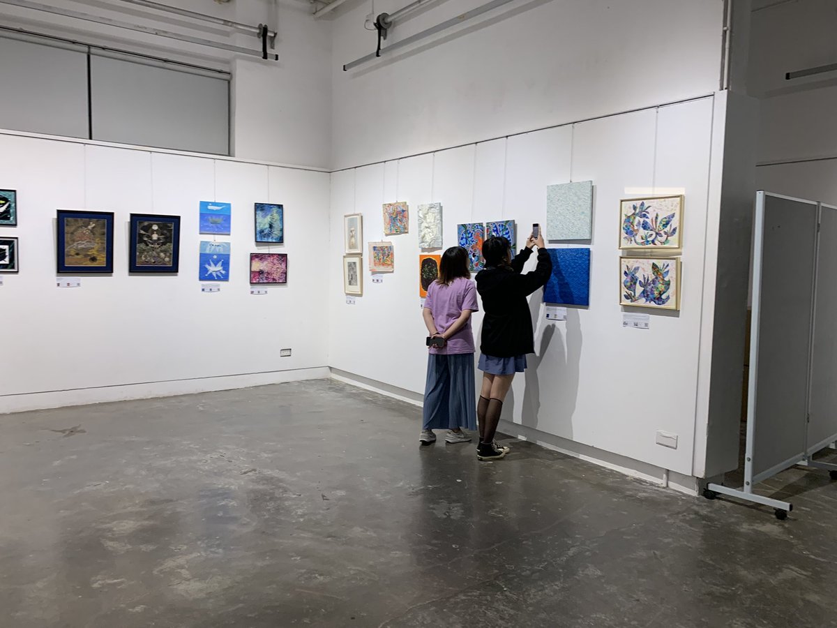 sato_yushi_'s tweet photo. 香港でのグループ展2日目の様子です。立ち止まって近づいてじっくり作品を見てくださってる方が沢山いらっしゃるのが嬉しいです😊
「CROSS OVER vol.43 in Hong Kong」24~30th May 2023 @ JCCAC賽馬會創意藝術中心,香港
#contemporaryart #HongKong #JCCAC #香港 #賽馬會創意藝術中心 https://t.co/nOjqyH0q9I