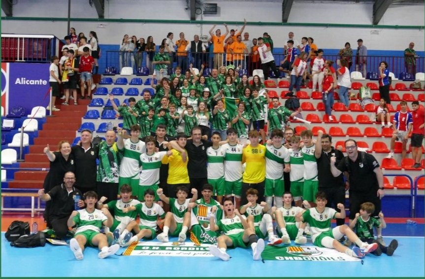 Quim Cos (@quim_cos) on Twitter photo 170h d'entrenament. Molts partits a sobre. Decepcions i alegries. I aquesta foto és un resum. Avui estem a 1 victòria de les semifinals del Campionat d'Espanya. Avui és dia de nervis a flor de pell, avui ens buidarem a la pista i a la banqueta.
Som-hi <a href="/handbolbordils/">Club Handbol Bordils</a> ! 170h d'entrenament. Molts partits a sobre. Decepcions i alegries. I aquesta foto és un resum. Avui estem a 1 victòria de les semifinals del Campionat d'Espanya. Avui és dia de nervis a flor de pell, avui ens buidarem a la pista i a la banqueta.
Som-hi <a href="/handbolbordils/">Club Handbol Bordils</a> !