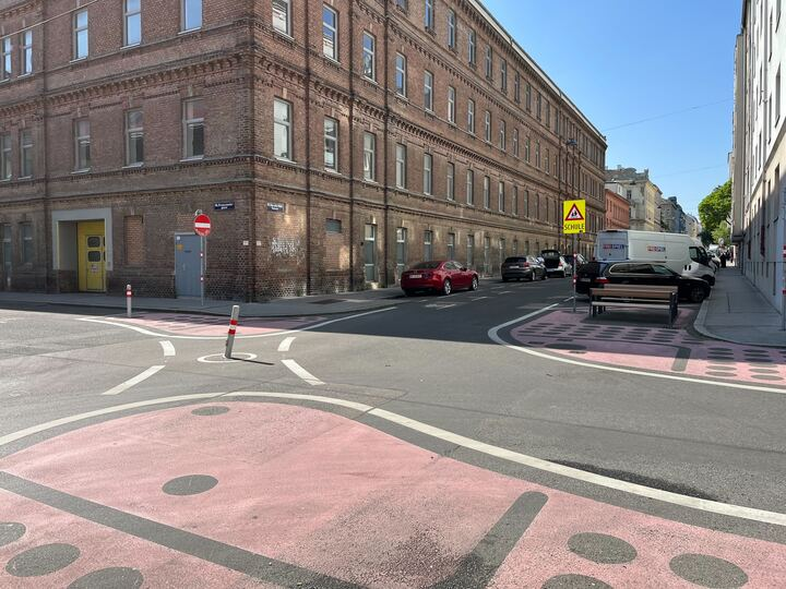 Daniel Huppmann (@daniel_huppmann) on Twitter photo <a href="/Stadt_Wien/">Stadt Wien</a> Jetzt is' schon wieder was passiert...
Nicht einmal drei Wochen seit der Reparatur, und der Poller im #Supergrätzl an der Ecke #Pernerstorfergasse x #VanDerNüllgasse wurde schon wieder umgefahren...
So wird das nix mit der #Klimamusterstadt...
x.com/daniel_huppman… <a href="/Stadt_Wien/">Stadt Wien</a> Jetzt is' schon wieder was passiert...
Nicht einmal drei Wochen seit der Reparatur, und der Poller im #Supergrätzl an der Ecke #Pernerstorfergasse x #VanDerNüllgasse wurde schon wieder umgefahren...
So wird das nix mit der #Klimamusterstadt...
x.com/daniel_huppman…