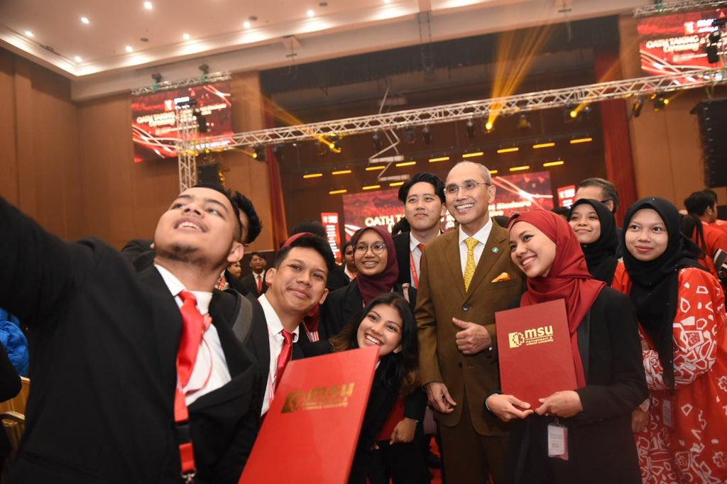 MohdShukriYajid's tweet photo. Many happy faces during the @MSUcollege Oath Taking Ceremony today. My best wishes to everyone in your new chapter of learning experience! Look to the past to learn, but keep aiming for the starts of success @MSUcollege @MSUMalaysia @MSUscd https://t.co/DgJ94WN236