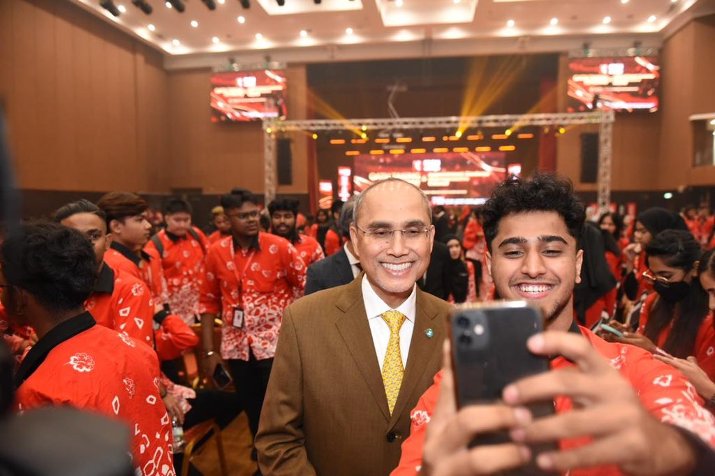 MohdShukriYajid's tweet photo. Many happy faces during the @MSUcollege Oath Taking Ceremony today. My best wishes to everyone in your new chapter of learning experience! Look to the past to learn, but keep aiming for the starts of success @MSUcollege @MSUMalaysia @MSUscd https://t.co/DgJ94WN236