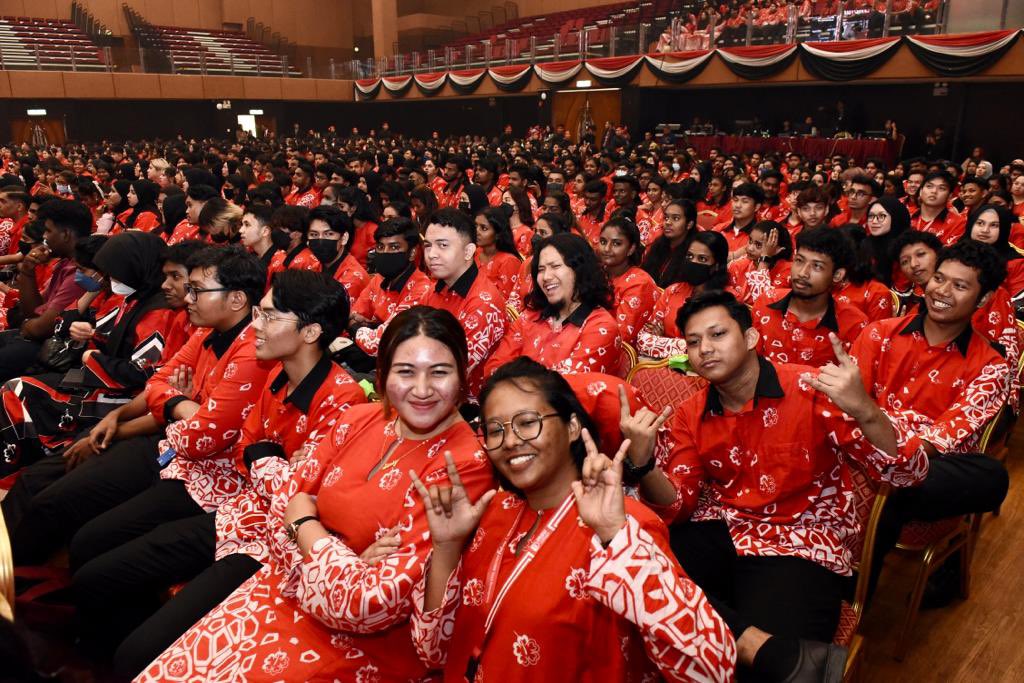 MohdShukriYajid's tweet photo. Many happy faces during the @MSUcollege Oath Taking Ceremony today. My best wishes to everyone in your new chapter of learning experience! Look to the past to learn, but keep aiming for the starts of success @MSUcollege @MSUMalaysia @MSUscd https://t.co/DgJ94WN236