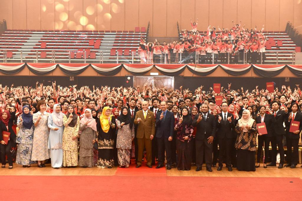 MohdShukriYajid's tweet photo. Many happy faces during the @MSUcollege Oath Taking Ceremony today. My best wishes to everyone in your new chapter of learning experience! Look to the past to learn, but keep aiming for the starts of success @MSUcollege @MSUMalaysia @MSUscd https://t.co/DgJ94WN236