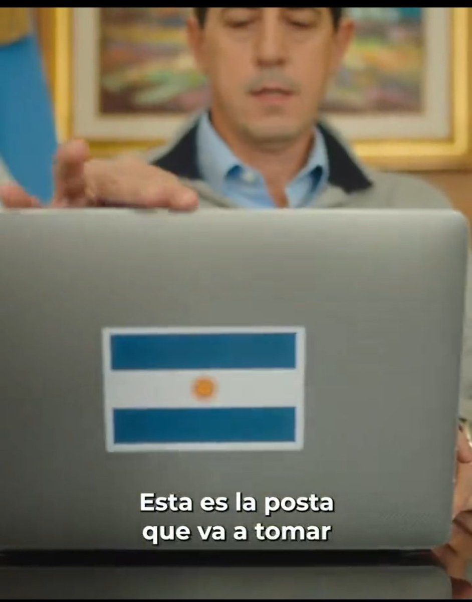 Abre una Macbook con la manzanita tapada con la bandera Argentina mientras habla de industria nacional. Espectacular resumen del kirnerismo.