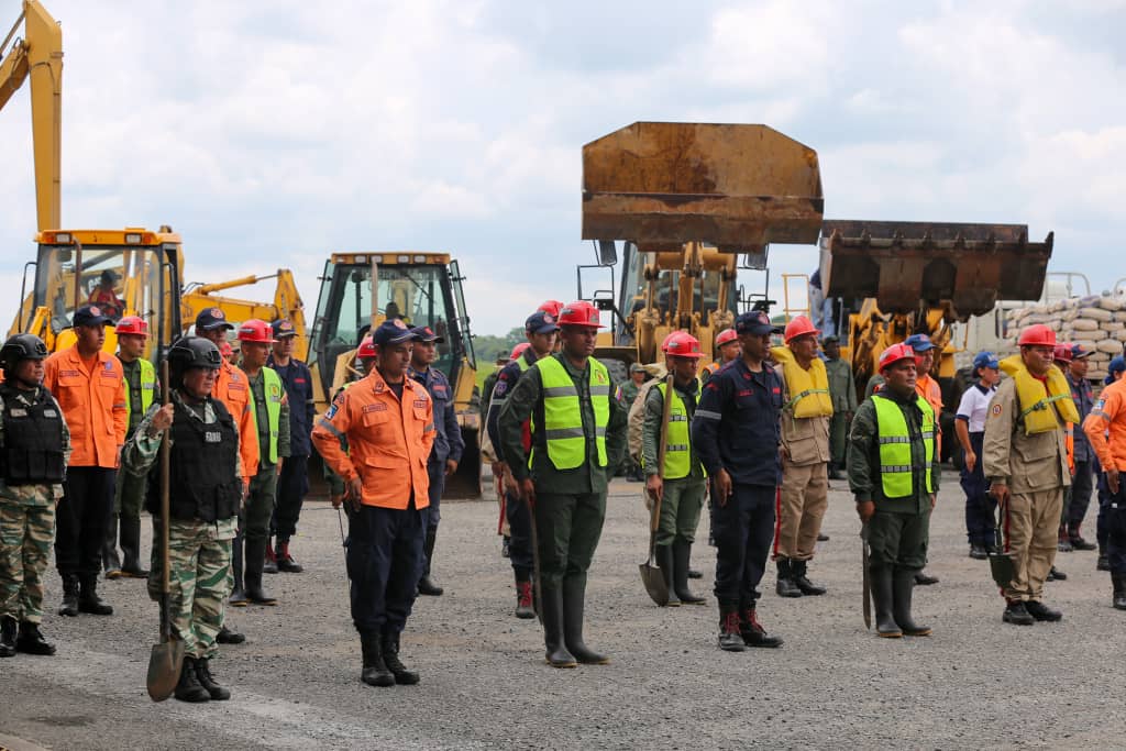 NicolasMaduro's tweet photo. Activamos la “Fuerza de Tarea Andes 2023”, con la unión cívico - militar - policial, atentos y articulados con las autoridades estadales, municipales, FANB y con el pueblo. Lo importante para las comunidades es tener la atención pronta ante cualquier circunstancia. ¡Estamos desplegados! ¡El pueblo tiene todo nuestro apoyo!