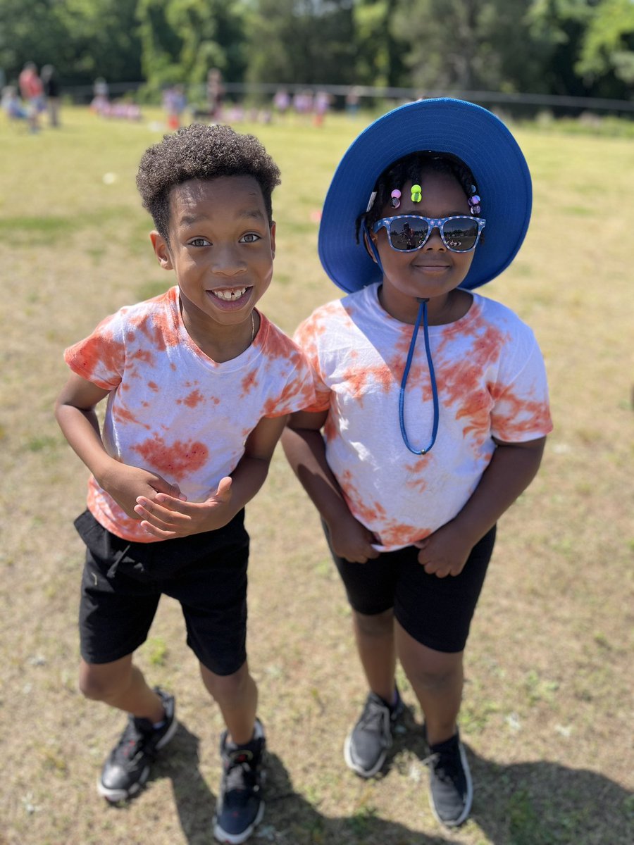 MrsTurnerLES's tweet photo. Field Day is more fun with friends!💙
@lexingtonelemsc https://t.co/P6R1NsjKm0