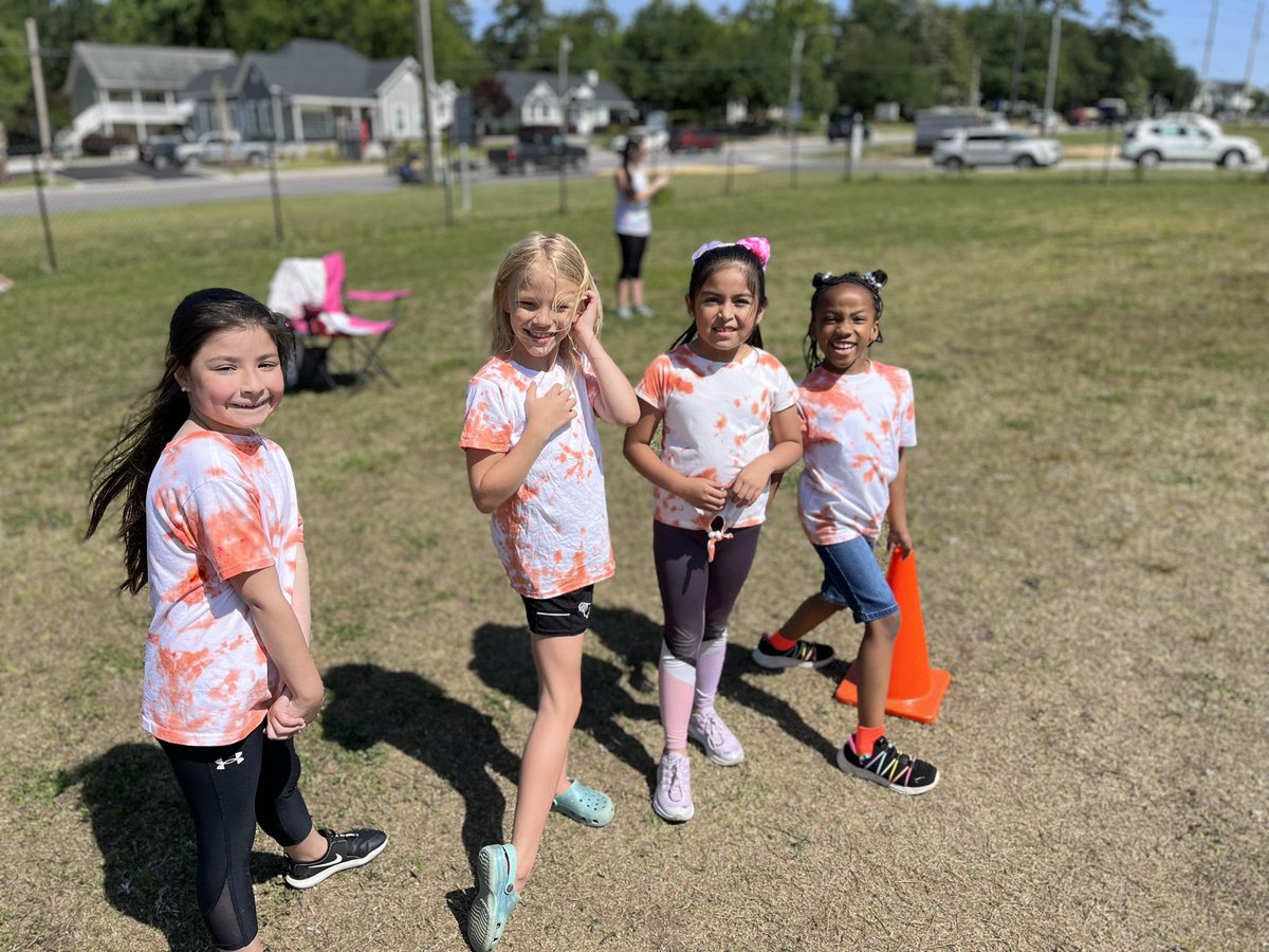 MrsTurnerLES's tweet photo. Field Day is more fun with friends!💙
@lexingtonelemsc https://t.co/P6R1NsjKm0
