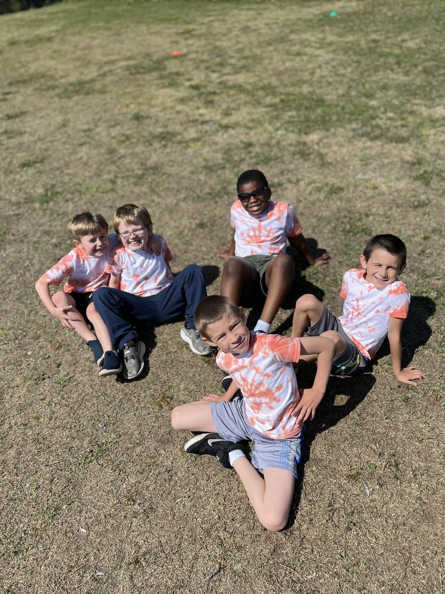 MrsTurnerLES's tweet photo. Field Day is more fun with friends!💙
@lexingtonelemsc https://t.co/P6R1NsjKm0
