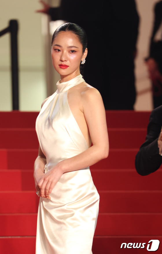 yeobeenfiles's tweet photo. More photos of Yeobeen at the 76th Annual Cannes film festival by Korean media outlets

#JeonYeoBeen #전여빈 #COBWEBatCannes #JeonYeobeenCannesDebut https://t.co/VPvU88H2g5