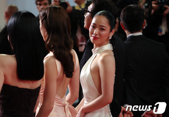 yeobeenfiles's tweet photo. More photos of Yeobeen at the 76th Annual Cannes film festival by Korean media outlets

#JeonYeoBeen #전여빈 #COBWEBatCannes #JeonYeobeenCannesDebut https://t.co/VPvU88H2g5