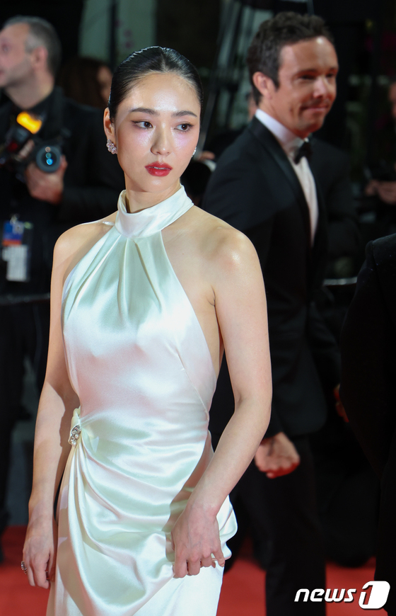 yeobeenfiles's tweet photo. More photos of Yeobeen at the 76th Annual Cannes film festival by Korean media outlets

#JeonYeoBeen #전여빈 #COBWEBatCannes #JeonYeobeenCannesDebut https://t.co/VPvU88H2g5