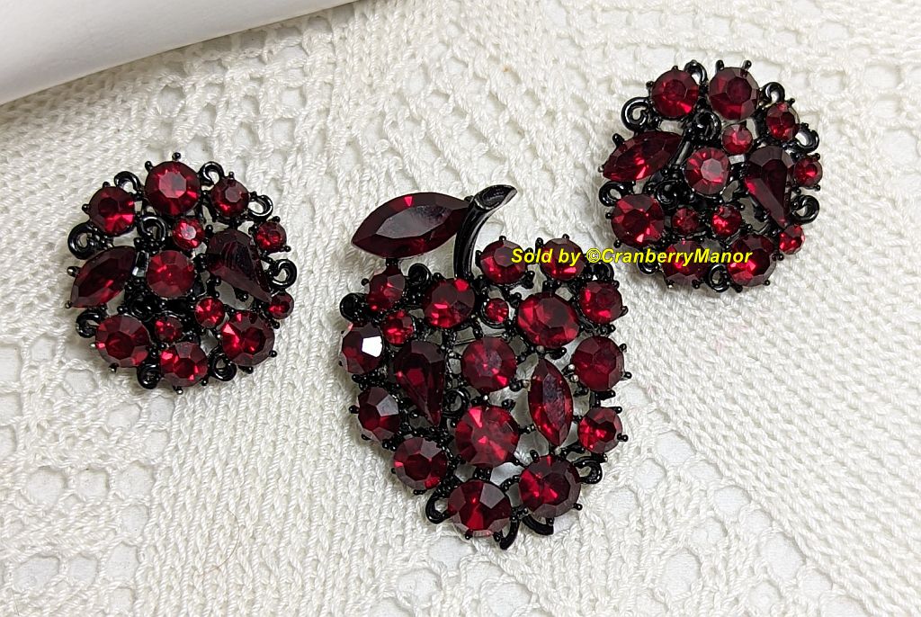 Working on some jewelry tonight and this demi parure is amazing!

Lisner Black Japanned Apple Brooch Earrings Ruby Red Rhinestone Vintage Designer Jewelry

cranberry-manor.com/lisner-black-j…

#vintage #jewelry #brooch #earrings #designerjewelry #lisner #ruby #red #japannedfinish #apple