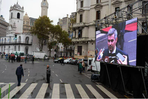 GuimonacoOk's tweet photo. Referentes de Cambiemos acusan al Kirchnerismo de "apropiarse" del 25 de mayo

Estas imágenes son del 25 de mayo de 2016

La plaza vallada y vacía. Nadie podía entrar por miedo a las puteadas

Esto es lo que hacen cuando son gobierno https://t.co/wfMaYYMWJI