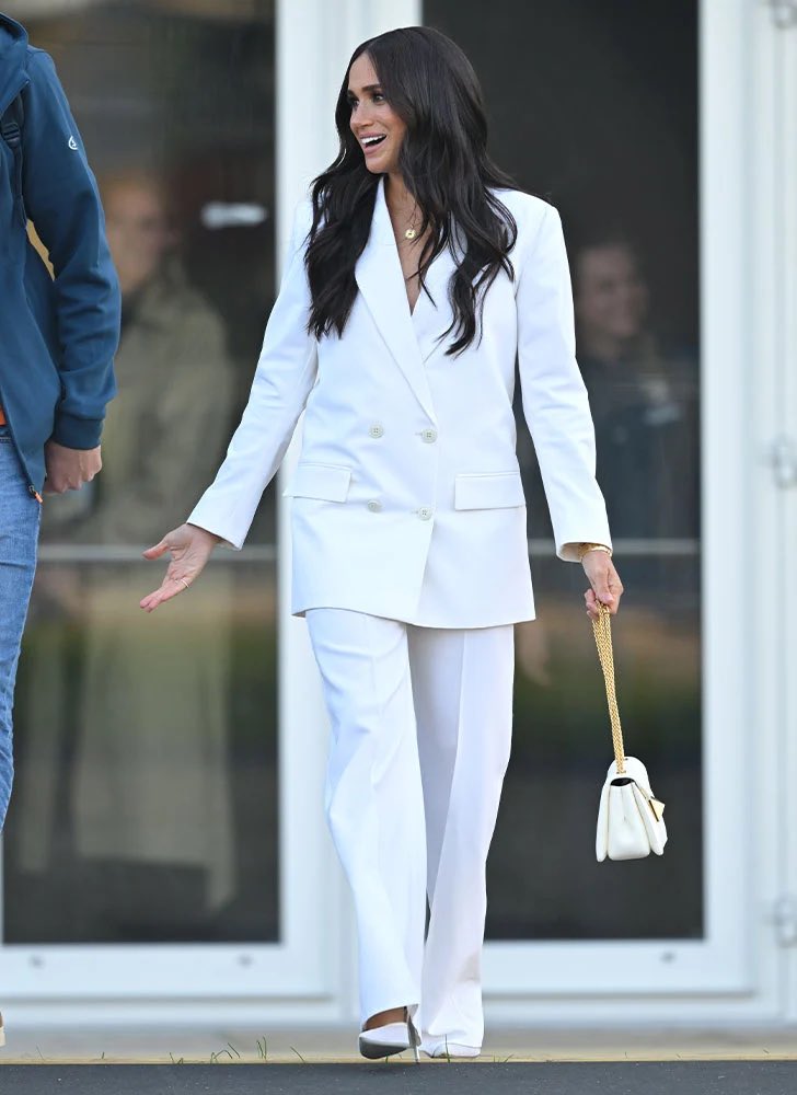 Actual dopamine dressing. 🤭 #WeLoveYouMeghan