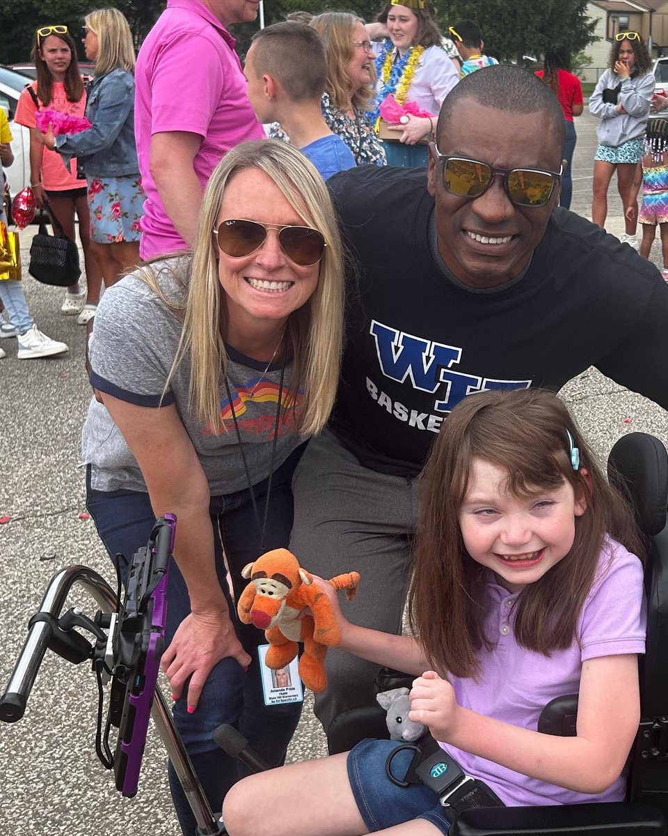 Pride2384's tweet photo. 5th grade clap out👏! This girls request was for Mr. Pride to come😭💕. 

I’ve had the privilege to teach this star for 3 years. She has definitely taught me more than I’ve taught her. ⭐️ What a gift she is to me &amp; many others.

#slatehillstars #itsworthit https://t.co/Pg4eEmyvww
