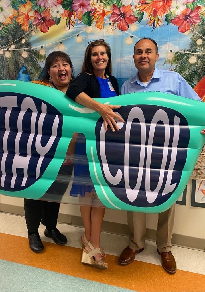 We want to wish our beautiful principal, Mrs. Garza, the happiest of birthdays! We know how much she loves the beach, so we decorated her office with lots of beach-themed goodies (complete with sandy floor!) and Ballet Folklorico did a special performance just for her! ❤️