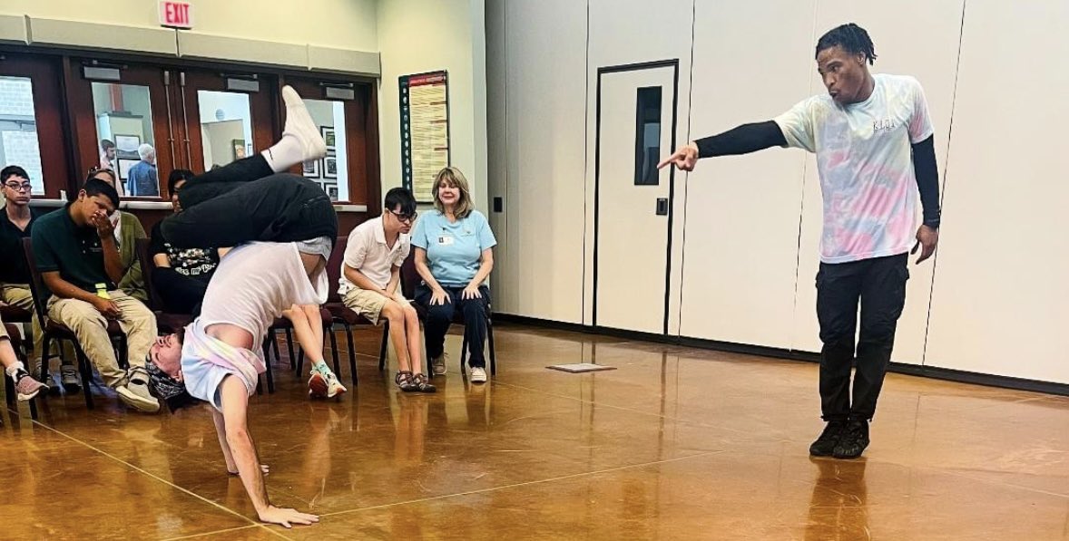 yahouston's tweet image. Celebrating the day with The Monarch School and YAH Arts Partners @The_KLou with their special performance about #HipHop and culture.  #ArtsForLearning happens here. 🌎 📚 🕺🏾 

#HouArts #EveryChild