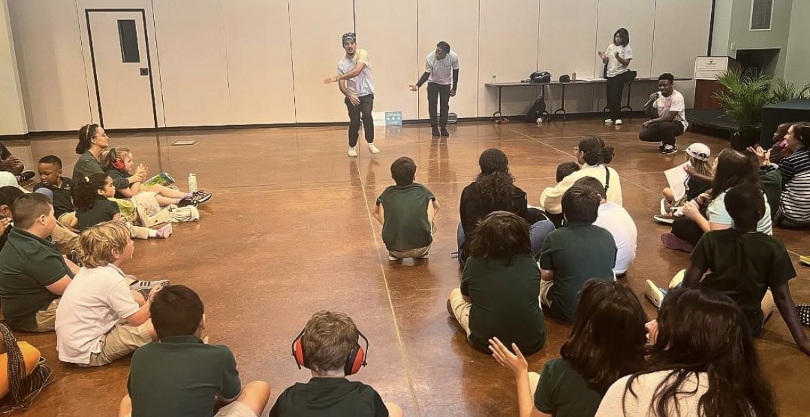 yahouston's tweet image. Celebrating the day with The Monarch School and YAH Arts Partners @The_KLou with their special performance about #HipHop and culture.  #ArtsForLearning happens here. 🌎 📚 🕺🏾 

#HouArts #EveryChild