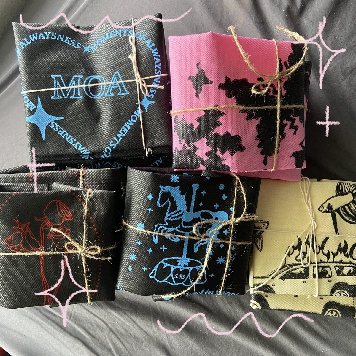 soobpil's tweet photo. LA moas! i’m going to be handing out txt inspired tote bags both days ^^ i have a very limited quantity of each bag so it’ll be first come first serve! 
will be posting my location the day of the concerts :) 

#TXT_ASM_TOUR #TXT_ASM_TOUR_in_LA #TXTinLA https://t.co/BbdW5k7fX5