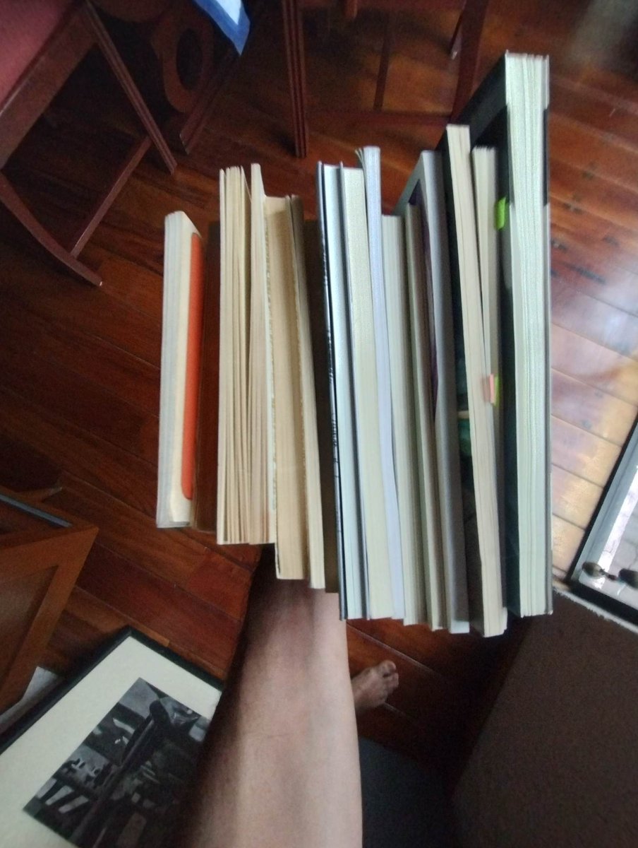 La novela corta impacta como el cuento, y también crea un pequeño mundo, como la novela. Adoro este género esquivo, anfibio y fronterizo. Va un hilo con mis 21 nouvelles latinoamericanas favoritas, libritos que, prodigiosamente, me caben todos juntos en la mano.