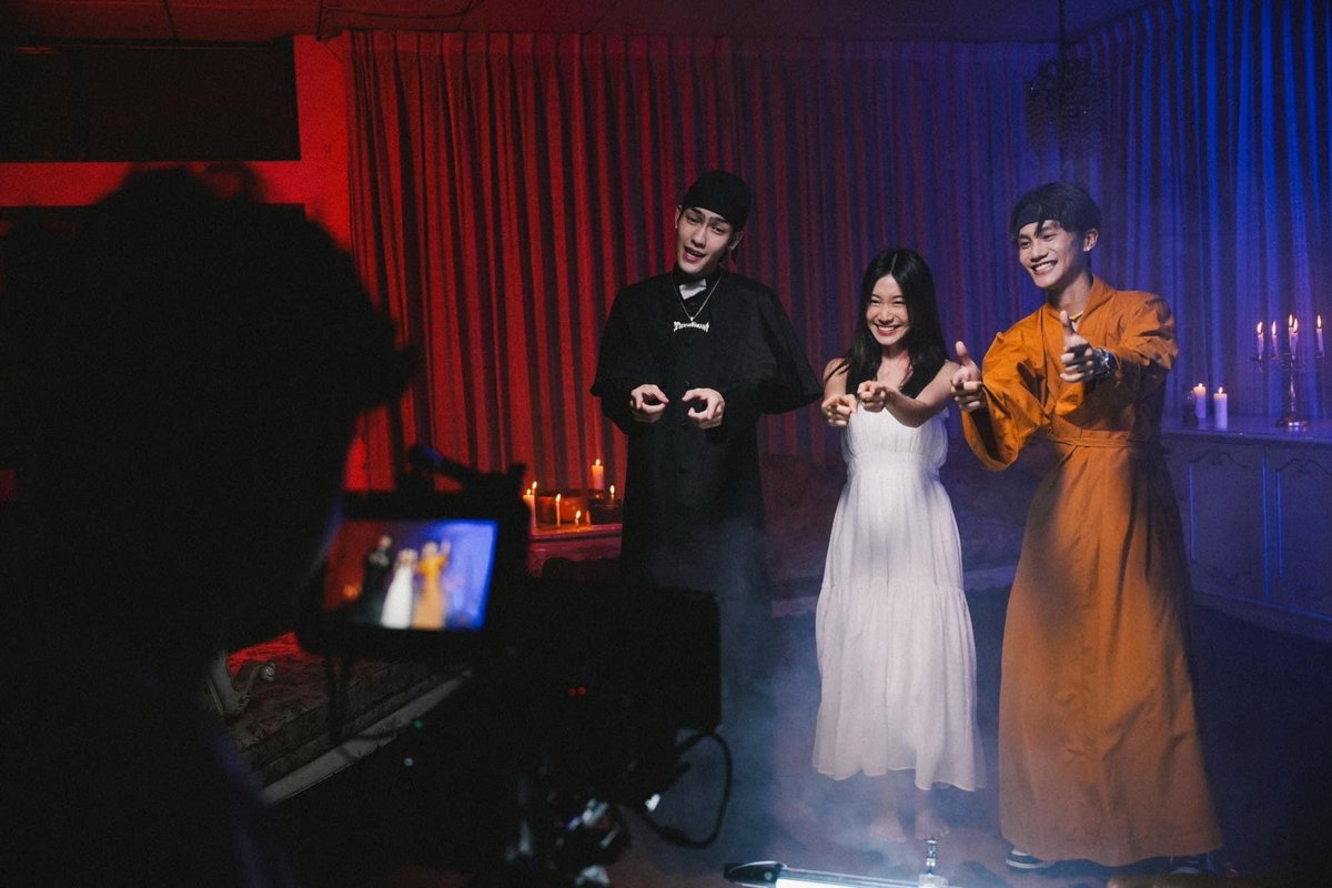 Ting_ThinkThing's tweet image. ต้า #TARATIWAT และ โอม #YELLOWSKRT ปล่อยเพลงไม่บอกกล่าวใคร! เสิร์ฟซิงเกิลใหม่ #ลักยิ้มรักแล้ว ลงแพลตฟอร์มสตรีมมิ่งแบบสุดเซอร์ไพรส์ พร้อม MV ภารกิจของ 2 นักปราบผี ให้แฟนเพลงต้องยิ้มแม้ยังไม่อินเลิฟ

📺 youtu.be/aZ2Fv8tBGaU

#ลักยิ้มTARAxYELLOW   #TARATIWATxYELLOWSKRT