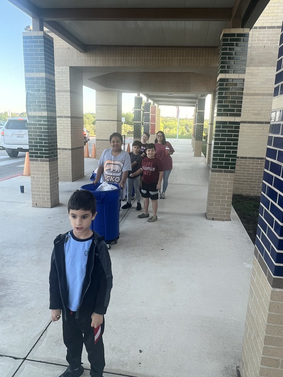 rebecca_resop's tweet photo. Our fantastic Recycling Crew is on the job!! @NISDFields @bmc_fields https://t.co/DhHup6TMSm