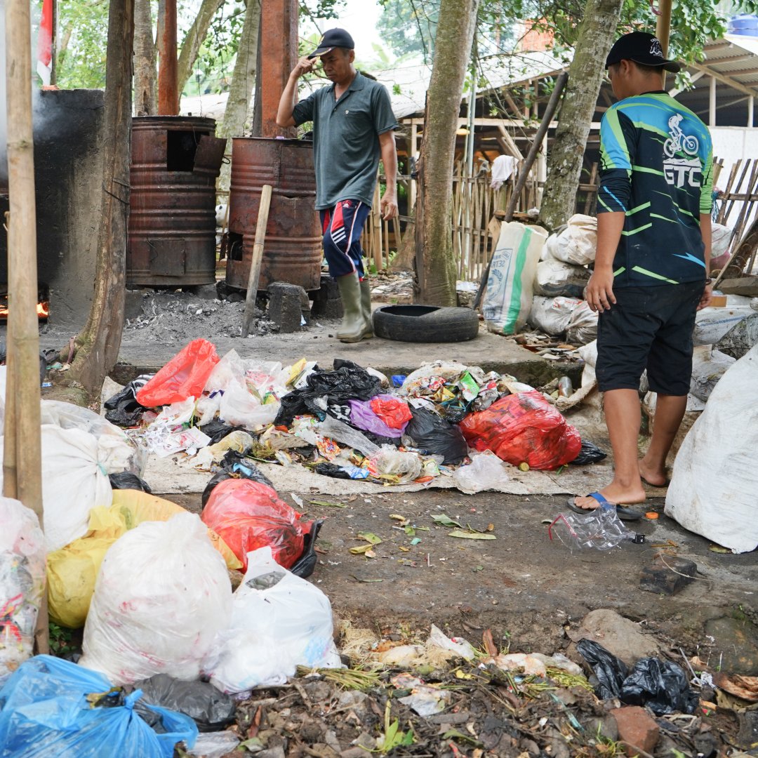itbdesignethno's tweet photo. Waste problems have always haunted the communities around the Citarum River #manusiadandesain https://t.co/5pMY2P8wm6