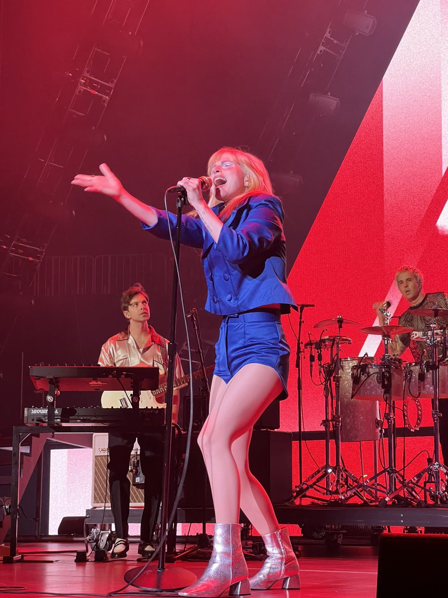 paramorebrasil's tweet photo. Hayley está com o mesmo look do show passado! #ParamoreAtlanta https://t.co/hJxsj3DSJz