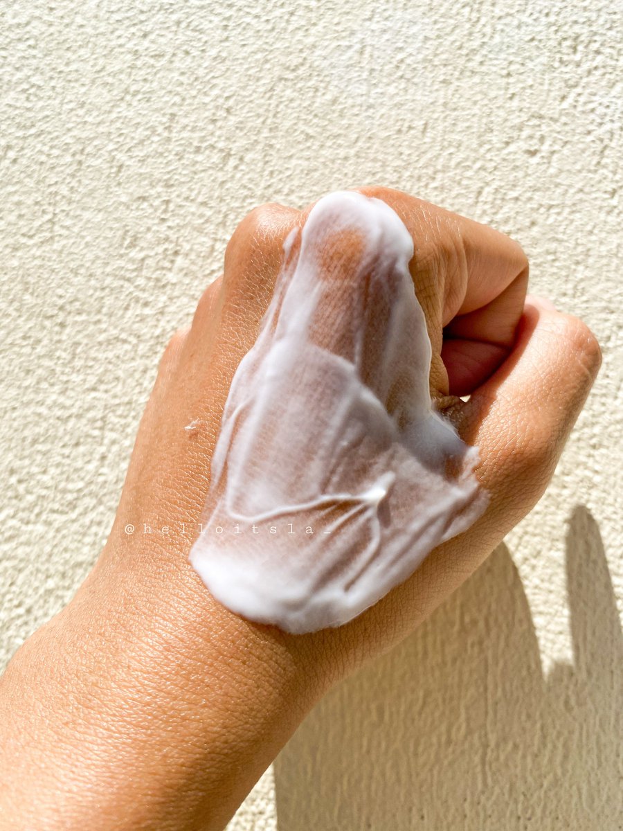 Helloitsla_'s tweet photo. teksturnya super light gampang banget di blend. bikin kulit makin plum dan berasa kehidrasi dengan maksimal apalagi buat aku yang tiap hari kerjannya diruangan berAC , ini ngebantu banget ngejaga kelembapan kulit aku. https://t.co/boE1CmtQIq