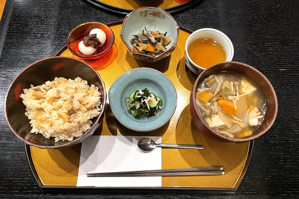 sakamariaction's tweet image. 少し前に
母と落ち着いた和食屋さんへ🪭🥢

筍が大好きなので、
筍ご飯とけんちん汁ランチを
食べてきました
たくさん、食べられるって幸せだね
って
話しながら、ゆったり一時でした🍀✨🍀✨
こうゆう時間を大切に。
って思う。

#アルファホビー部 
#健康的な食事