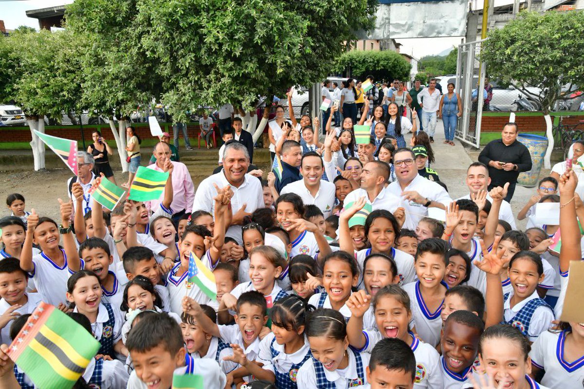¡Santandereanos, seguimos dotando nuestros colegios con chromebooks💻! 

En #Cimitarra entregamos 119 portátiles a los señores rectores de 17 sedes de zonas rurales pertenecientes a este municipio, #PuertoParra y #Landázuri.🙌🏼