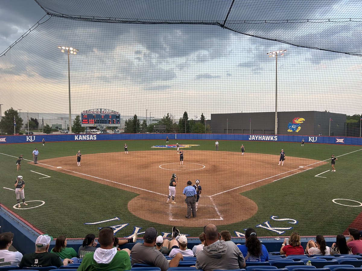 It’s a beautiful night at the 6A KSHAA State tournament. So much talent 👀
