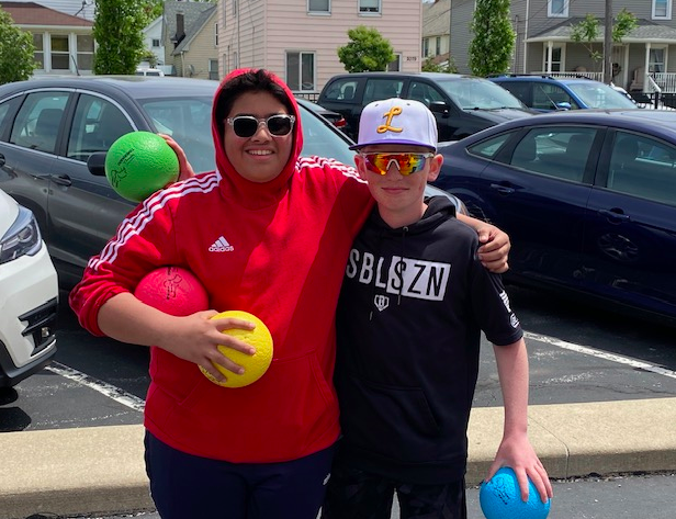 manos_lkwd's tweet photo. @LkwdSchools
@LkwdGarfield
@GMSLkwdPTSA @lkwPE 
Round 2 of Field Day: Thank you to Mrs. Anderson for allowing our 7th grade students and me to come down and assist in Field Day today.  Communication, Collaboration, Empathy, and Global Awareness/Citizenship!! https://t.co/7HJI1XI87o