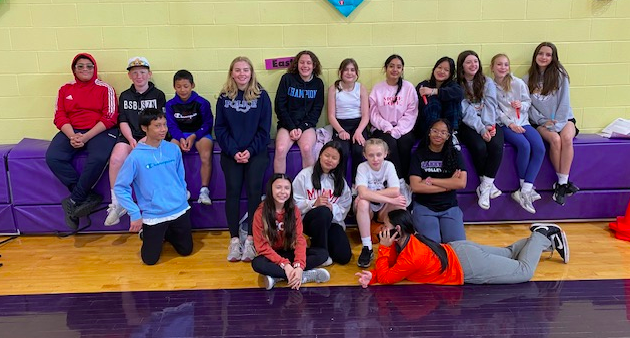 manos_lkwd's tweet photo. @LkwdSchools
@LkwdGarfield
@GMSLkwdPTSA @lkwPE 
Round 2 of Field Day: Thank you to Mrs. Anderson for allowing our 7th grade students and me to come down and assist in Field Day today.  Communication, Collaboration, Empathy, and Global Awareness/Citizenship!! https://t.co/7HJI1XI87o