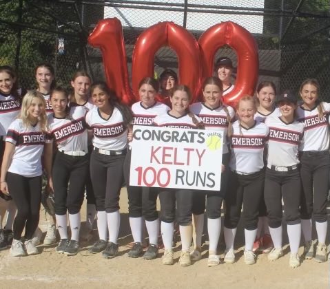 EmersonCavos_SB's tweet image. Congratulations to Kelty Manning on scoring her 100th career run! 🔴⚔️⚫️ #Mudita 🚀🚀🚀👏👏👏