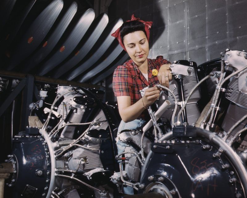 A worker adjusts a plane engine at the North American Aviation plant in Inglewood, California.

 #aviation #aviationlovers #aviationphotography #aviationdaily #aviationgeek #planes #planehistoria #history #twitterhistorian #aviationhistory