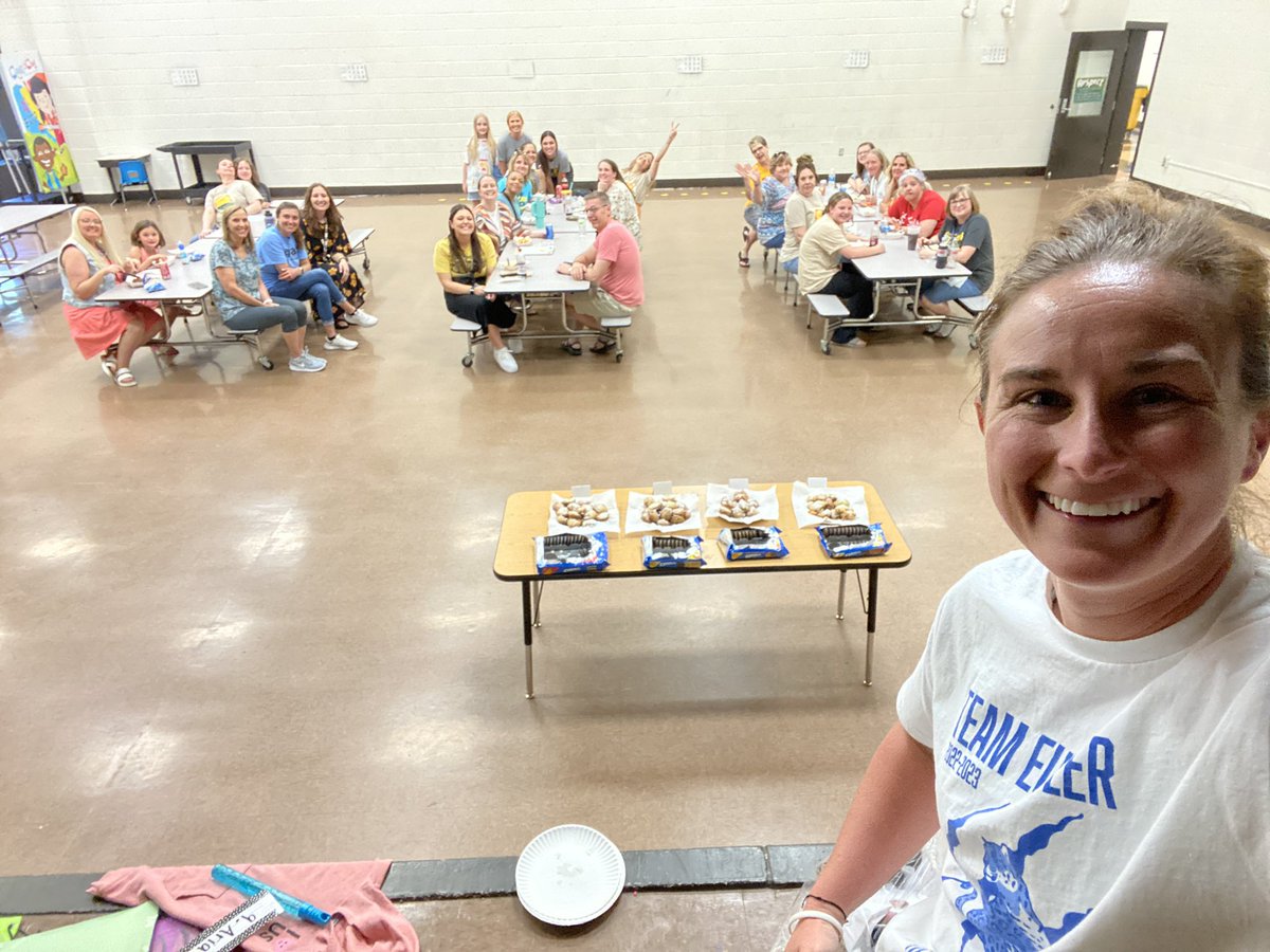 MsEutsler117's tweet photo. Last KOEP meeting of the year means fried Oreos! We had regular, chocolate cream, toffee crunch, and peanut butter! @Oreos #koep #weeklyoreotasting #weloveoreos #oreoshelpusKOEP @TODAYshow https://t.co/DvzJ0k9sHo