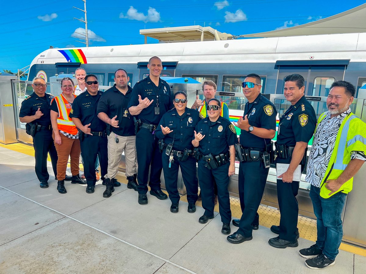 hnldts's tweet photo. We took our friends over from @honolulupolice to come check out the rail system from Hฤlawa Aloha Stadium to Kualaka'i East Kapolei Station.
HPD is an important part of our transit system, providing the backup and safety for #TheBus, #HandiVan and rail. https://t.co/lLs9JaK2aj