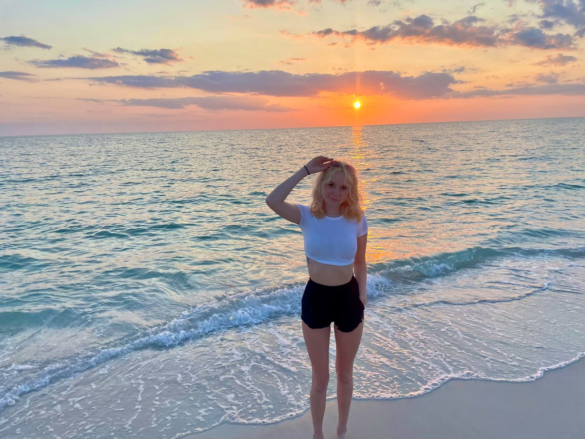 datbadbitchh's tweet photo. naples was seriously the prettiest place and the vibes there were just perf🥂💗✨ https://t.co/RfRMkfT7lX
